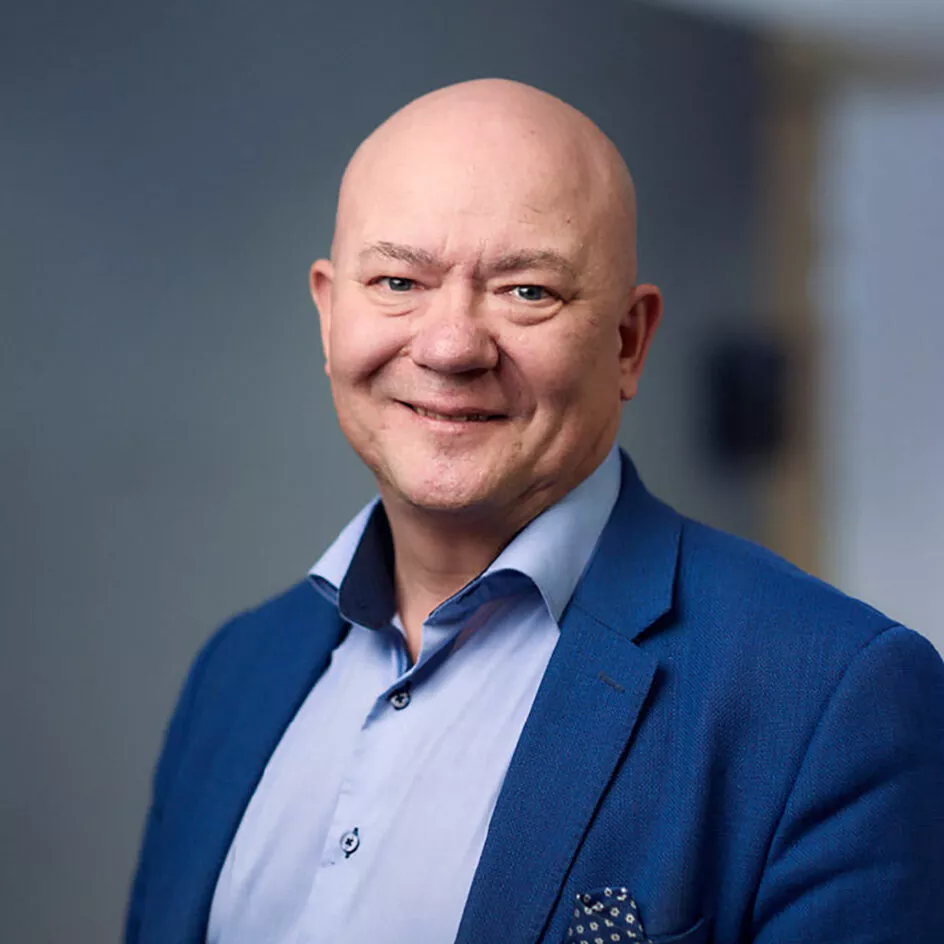 Nils roger Simensen som smiler i kamera